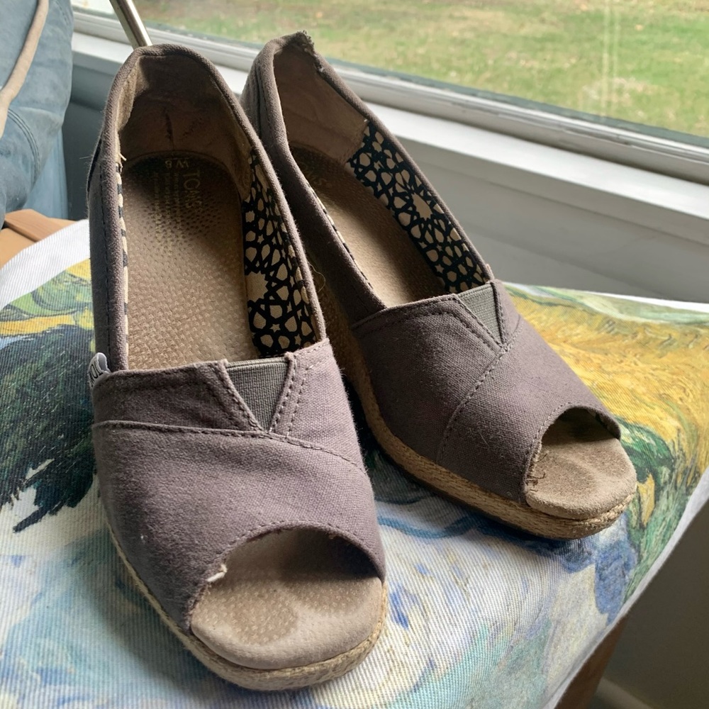 TOMS Gray wedges peep-toe